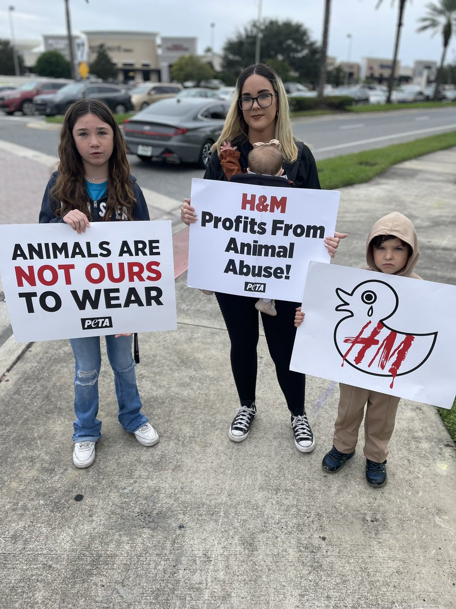 AnimalRightsFL1's tweet photo. A big THANK YOU to everyone who drove distance and took time to speak up for the animals today on Fur Free Friday! Great job! Shame on #H&amp;M for selling feathers from tortured birds! #peta https://t.co/4F69u3TtuC