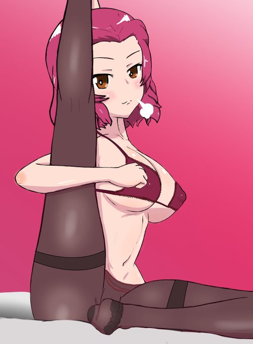 ローズヒップさん誕生日おめでとうございます🎂
(過去絵の修正ですが…)
ロ「これくらいヨユーですわ!」(新OPの沙織を見て)
ダ「はしたないからやめなさい…」

#ローズヒップ生誕祭 
#ローズヒップ生誕祭2023 