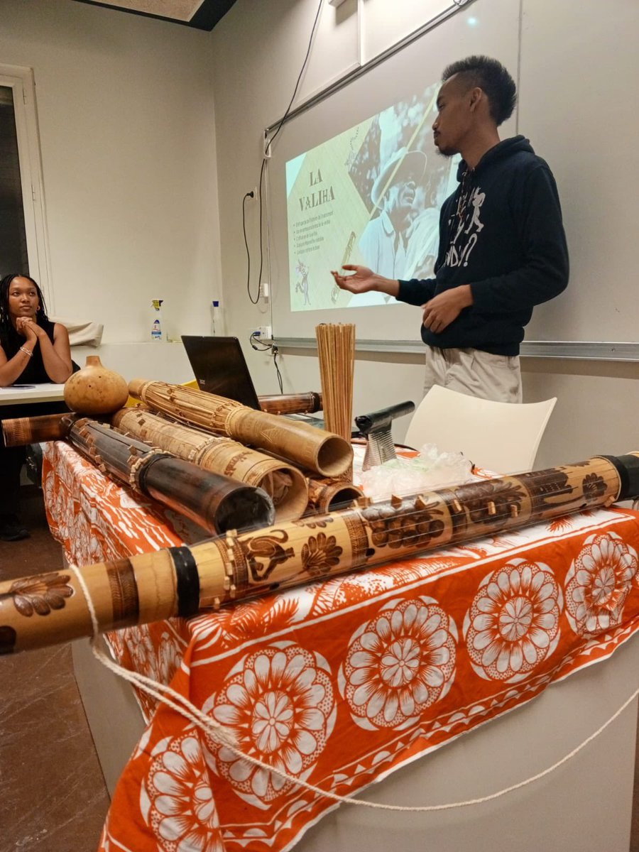 ZayBalyE's tweet photo. #ppcaca prof de musique malgache 😎 (oui oui c’est ma collection de valiha) https://t.co/OlGEcs7fvB
