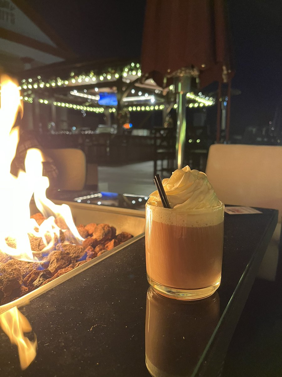 traveljenn's tweet photo. Have you heard.. @Hersheypark The Chocolatier has a rooftop holiday bar open during #christmascandylane at 5pm. Tableside smores’, tipsy hot cocoa (and kid friendly as well) are served! #sweetexpert https://t.co/mshmQTl63o