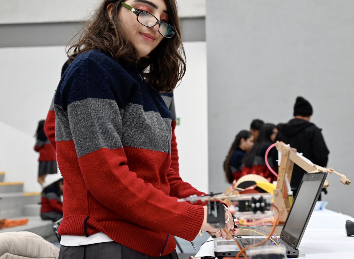 PADFMexico's tweet photo. 🤖 Robots, aviones prototipo, autos con sensores, apps, 🚀 cohetes a presión, compañerismo, creatividad esto y mucho más fue la Feria #STEM Aeroespacial 2023 ¡Gracias a toda la comunidad estudiantil y docentes de @QroDGETI y @CONALEPQRO! #STEMamericas con el apoyo de @Boeing https://t.co/izUYPPPLhc