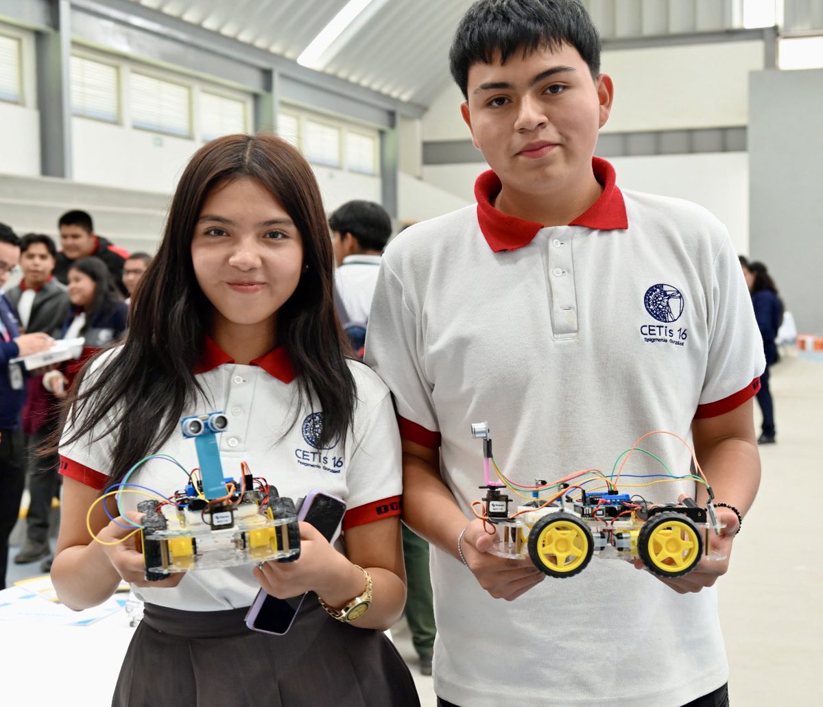 PADFMexico's tweet photo. 🤖 Robots, aviones prototipo, autos con sensores, apps, 🚀 cohetes a presión, compañerismo, creatividad esto y mucho más fue la Feria #STEM Aeroespacial 2023 ¡Gracias a toda la comunidad estudiantil y docentes de @QroDGETI y @CONALEPQRO! #STEMamericas con el apoyo de @Boeing https://t.co/izUYPPPLhc