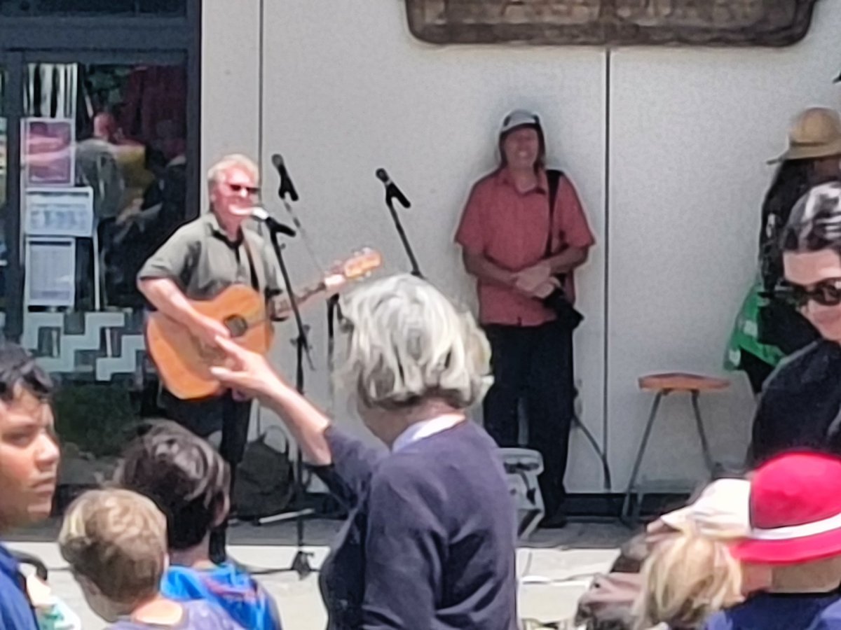 MicRiot's tweet photo. Working the Newton Central School Gala today. Happy surprise Kiwi 🥝 icon Don McGlashan. I'm here till 4pm if you want to drop by https://t.co/WBAJXQoBka