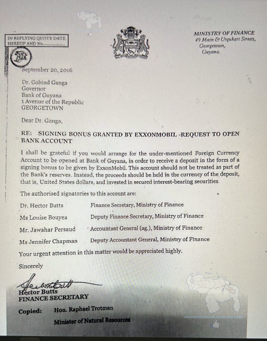 AntroCanal's tweet photo. Exxon pagó los honorarios de los Abogados de Guyana en la CIJ y la ONU les avisó sus intenciones #24Nov #MiMapa 

"La publicación de esta carta demostró que el acuerdo secreto entre ExxonMobil y el Gobierno de Guyana fue pactado tres meses antes de que el Secretario General de la @ONU_es Ban Ki-moon notificara a las partes sobre la definición y extensión por un año, del mandato reforzado de Mediación con Buenos Oficios, que solo delante de su hipotético fracaso daría pasó a la remisión del caso a la CIJ por parte de su sucesor @antonioguterres.

Según reconocieron las propias autoridades guyanesas ese fue el motivo que justificó la transferencia del bonus por parte de ExxonMobil. Se presume, por tanto, que antes de que los altos ejecutivos de la corporación enviasen la carta del 20 de septiembre de 2016, ya
tuviesen una previsión sobre la decisión que sería anunciada por Ban Ki-moon el 16 diciembre de 2016, al punto de adelantarse a los hechos y coordinar con el gobierno de Guyana su contribución financiera para el pago de los abogados que representarían al país en
la CIJ, todo ello ocurrió 15 meses antes de que Antonio Guterres remitiera el caso a la CIJ" -

El asunto fue revelado por @RicardoDeToma, Coordinador de #MiMapa en Brasil, en sus tesis (Estudios Estratégicos Internacionales) https://t.co/DIAW6cQ8ui pag.118 #Exclusivo #24Nov