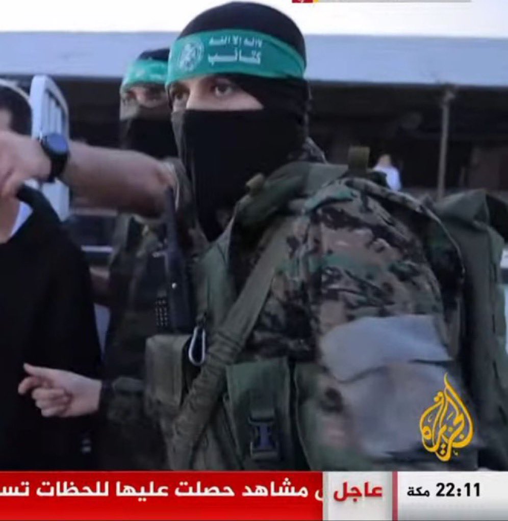 Kalau boleh jujur, anggota pasukan wanita AlQossam ini jauh lebih jantan dari seluruh penguasa Arab saat ini. Palestine tidak hanya tanahnya yang berkah dan suci, tapi juga wanitanya.