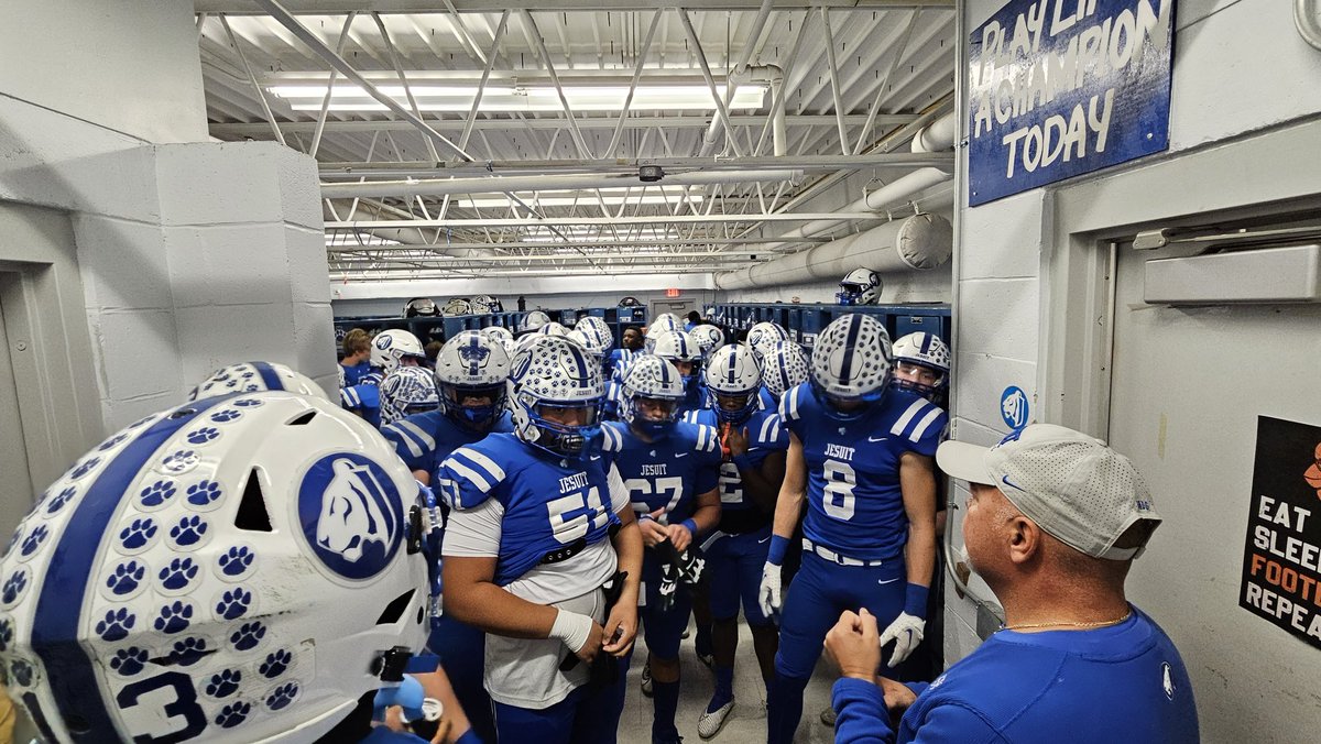 JesuitTigers_FB's tweet photo. Head coach Matt Thompson tells the Tigers they've been challenged all season, and tonight they need to excel in every facet of the game.

#AMDG #GoTigers #RegionFinal https://t.co/TtgHKOUhlk
