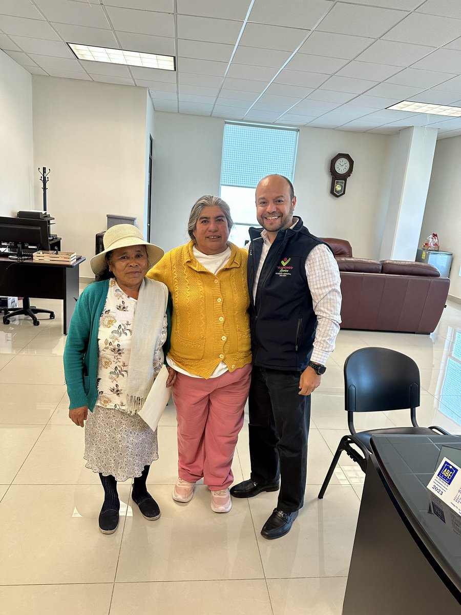 HacielBustos's tweet photo. Por encargo del Presidente Municipal @MarquezAJorge, salude y atendí a las Sra. María de los Ángeles Jiménez Carbajal y Marcelina Tienda Villa, de Santa Ana Hueytlalpan, para lograr acuerdos en beneficio de la ciudadanía.
#TulancingoAvanza
#HACIendoELbienXTulancingo https://t.co/bZRb4jWtYp