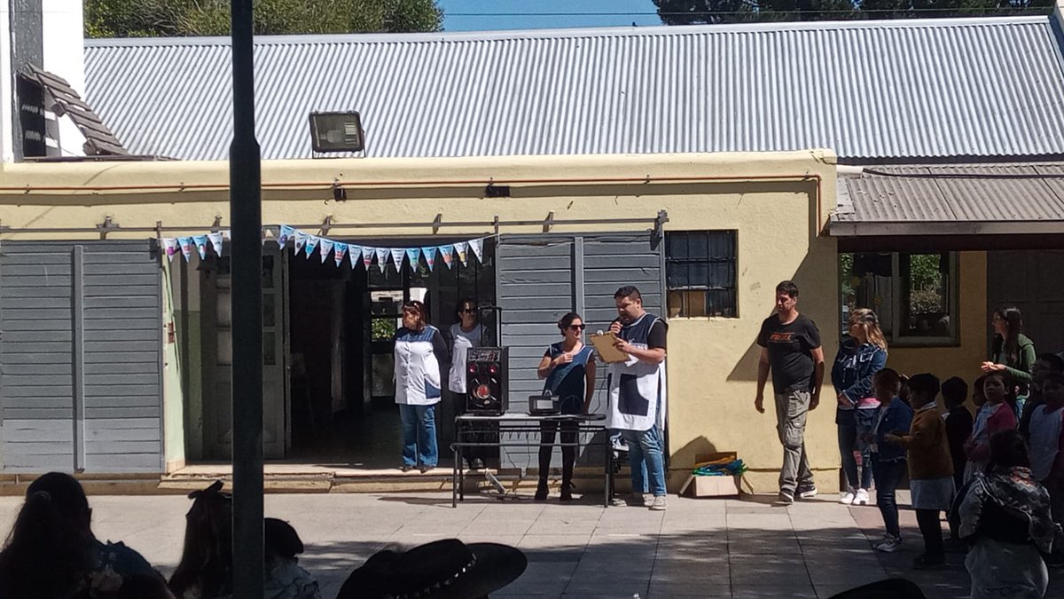 GeneralConsejo's tweet photo. Gran Kermesse de Tradición y Folclore se llevó a cabo en la Escuela Primaria 43. Compartimos gratos momentos de alegría,  baile, música, sorteos junto a toda su comunidad educativa. https://t.co/MXeyghvMjO