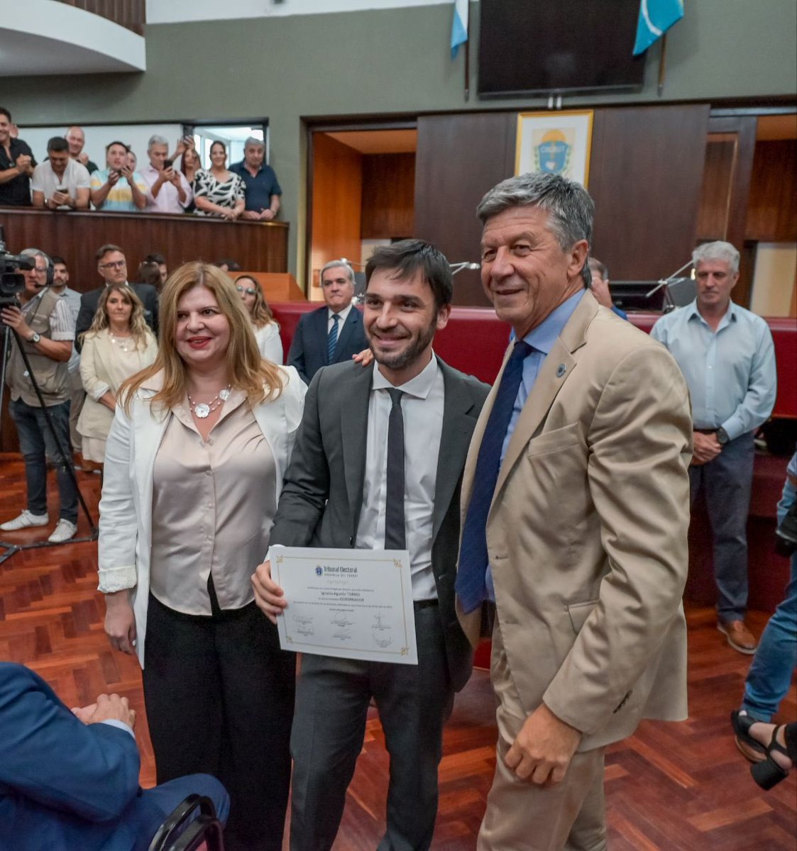 NachoTorresCH's tweet photo. EL 10 DE DICIEMBRE CHUBUT CAMBIA

Recibí con enorme orgullo el diploma como Gobernador electo. Representa el compromiso que nuestro equipo asumió con todos los chubutenses y la confianza que nos dieron para llevar adelante un cambio a partir de este 10 de diciembre. 

Felicitaciones a @gustavomenna y a los diputados electos. Vamos a trabajar juntos para poner de pie a la provincia de una vez y para siempre.