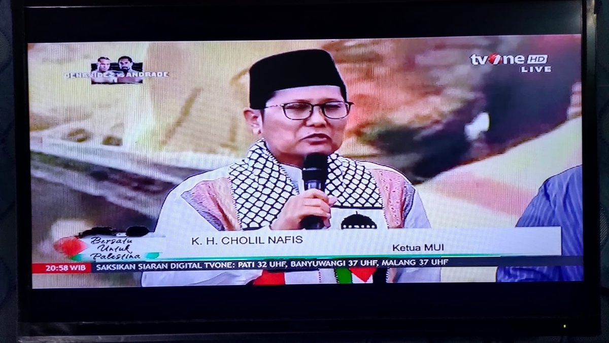 Program TVONE “Satu Untuk Semua”. Terkumpul donasi lebih dari 9 M selama 2 jam. Diantaranya adalah pembelian lukisan karya Ust. @derrysulaiman  bertulis Hasbunallah seharga 250 juta. Yang membeli adalah Pak Tjandra Sridjaja lalu diberikan ke saya
..
Lukisannya saya bawa ke rumah
