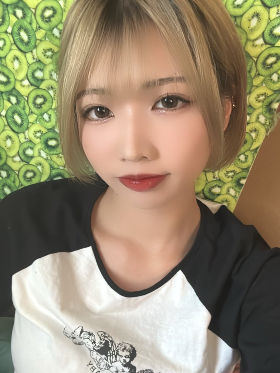 ひーちゃん こんばんは🐥🩷 今日はお勉強ばかりの授業でした🙄 ｶﾞﾋﾞｰﾝ╭( ๐_๐