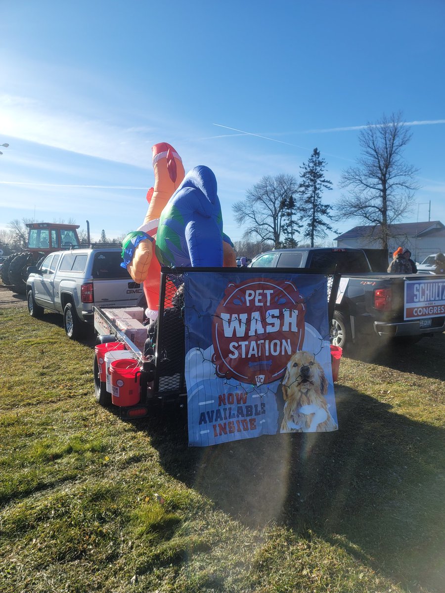 rmalotky's tweet photo. Had some fun this afternoon representing the Aitkin Tractor supply in the Aitkin "fish house" parade! #tractorsupply #gura #outtherelife #2651Aitkin https://t.co/o1wODtWsE3