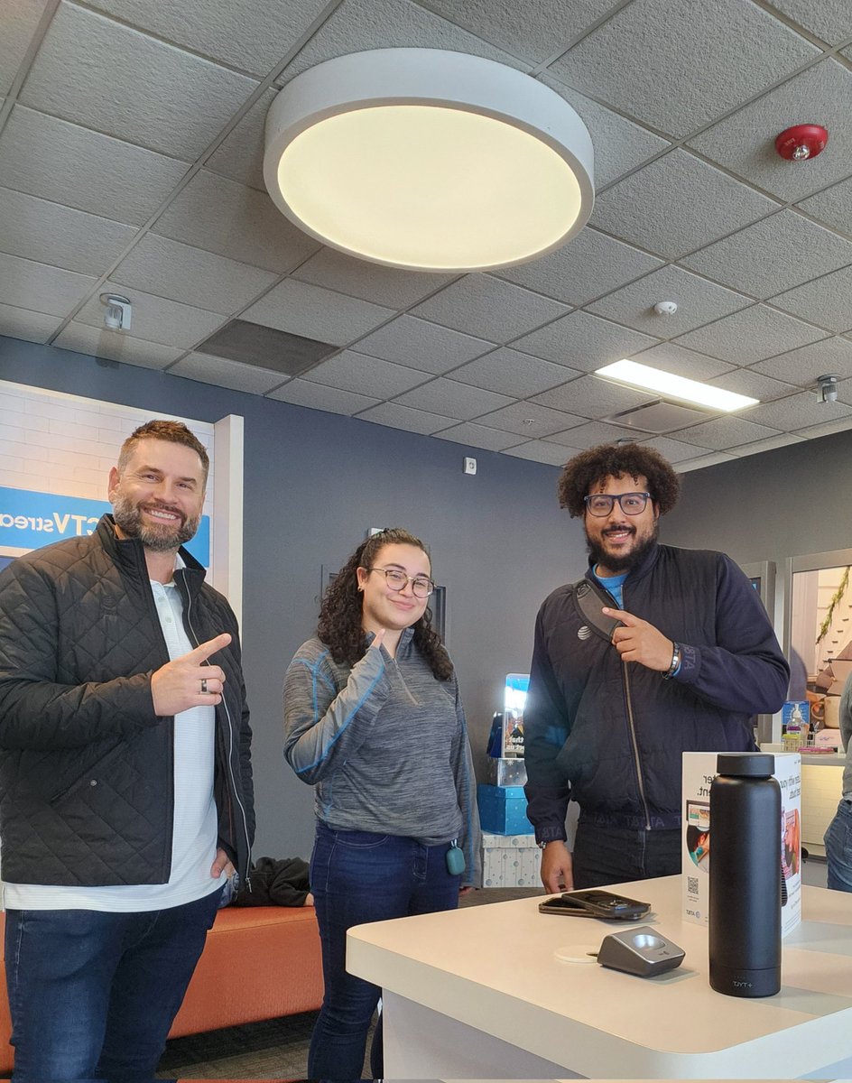 yoder2's tweet image. Alliance Mobile PENN Market loving the guest traffic on #BlackFriday2023 @LifeatAlliance @JLepordo @mattsharrak @keroninc @team_oselett @OHPADave