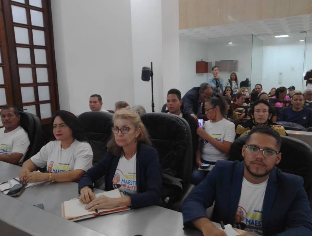 Ahora tenemos la Escuela de Testigo por el SI del Esequibo en la PQ La Pastora sector los Mecedores, allí se estarán formando nuestros testigos Los protectores para este #3Dic, junto al Comando de Campaña. #24Nov
<a href="/NicolasMaduro/">Nicolás Maduro</a> <a href="/gestionperfecta/">Carmen Meléndez</a> <a href="/Nahumfernandezm/">Nahum Fernández</a>