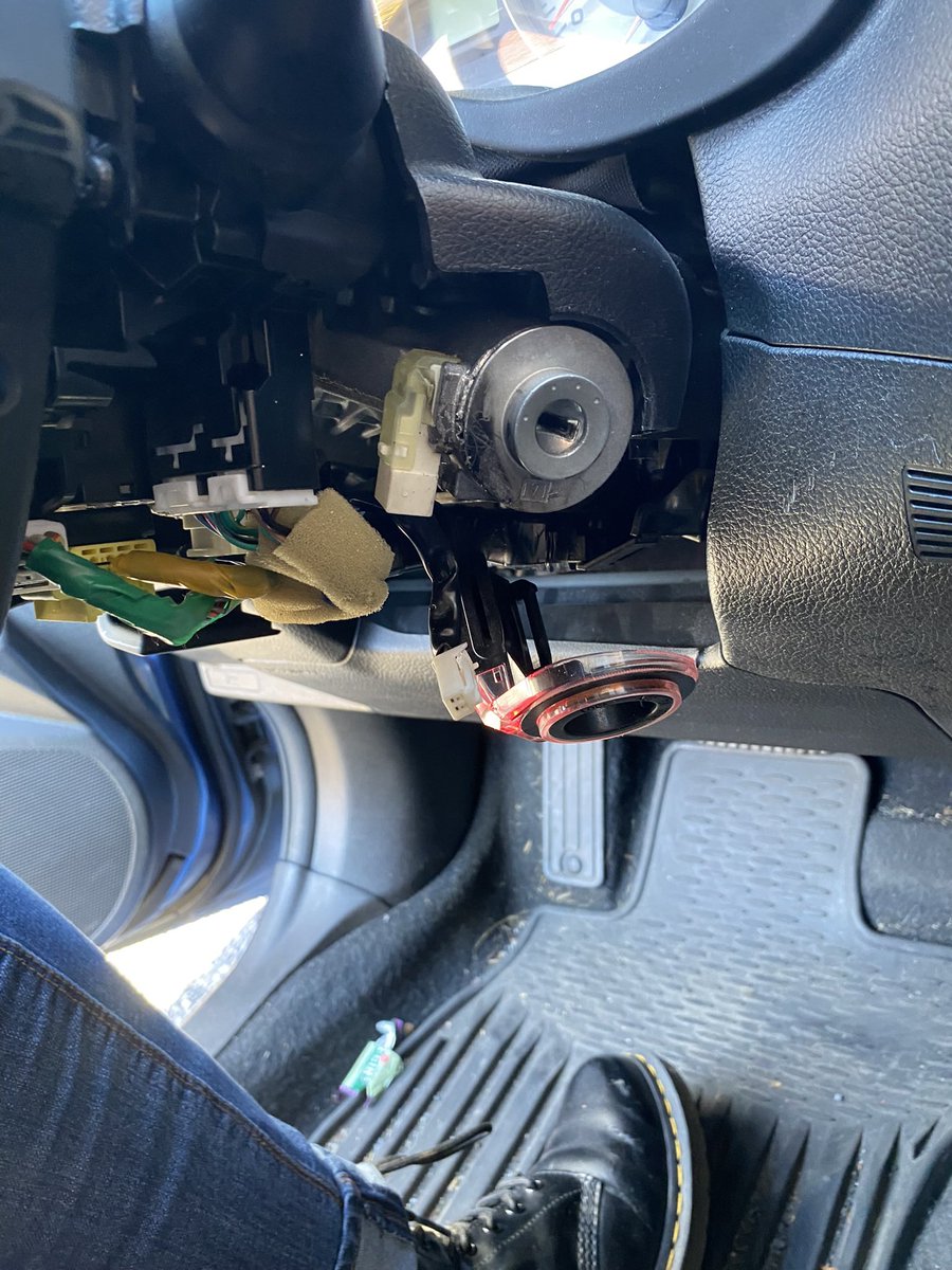 pookieshane's tweet photo. someone tried to steal my fucking car 😩 https://t.co/tFrh6Ra634