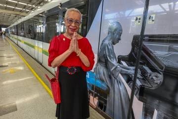 Tolaymaruja's tweet photo. Un tren del metro de Medellín en homenaje a una negrita hija de los porteros de Bellas Artes que tocaba el piano al escondido...¡Te queremos Teresita! https://t.co/668idR9aPt