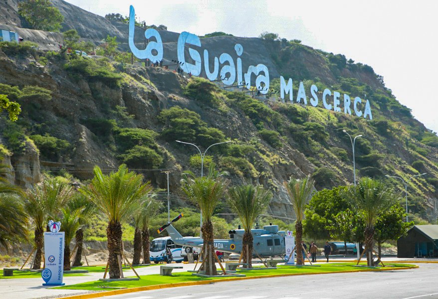 NicolasMaduro's tweet photo. ¡Cómo lo prometí! Inauguramos la Cinta Costera del “Paseo La Marina” de la Guaira, el trabajo de la Misión Venezuela Bella no para, en todas las ciudades y pueblos del país. Esta es una hermosa obra construida para el desarrollo turístico y la recreación del pueblo. ¡La Guaira más cerca!