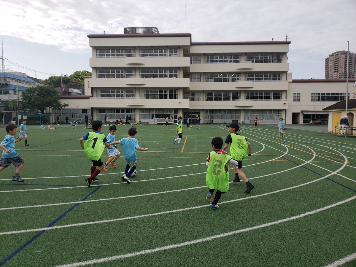 calcio777's tweet photo. 低学年がサッカー上手になる要素
🔴とにかくボールに触る
🔴外でたくさん遊び、体力をつける
🔴指導者の言うことを聞いてトライしてみる
🔴Jリーグや海外リーグを見る

量と質を上げていき、サッカー見ることで知識やイメージを広げていく！
#ジュニアサッカー
#サッカーコーチ https://t.co/suYQKSQRGN