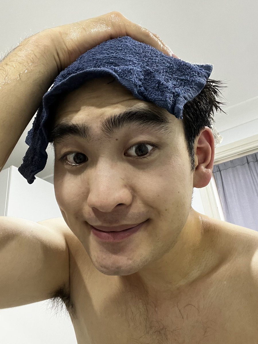 HanzhongC's tweet photo. 昨天开始自己钉了一套房间的石膏板了，我感觉快要涨工资了，上周的情绪很差，因为对未来的迷茫，又有些想家，现在计算了之后读书的费用，确定了要把master读完，心情也好起来了， https://t.co/ykS5EKs7yQ