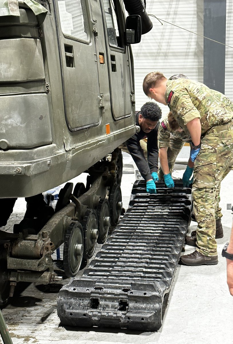 CdoLogRegt's tweet photo. Vehicle Maintenance never stops with @CdoLogRegt in the #Artic at #CampViking 🇳🇴

🛠️ #BV206  #Mechanic 
🔧 #Engineers #TrackChange 

@Commando_Ops @RoyalMarines https://t.co/ax2q6Z0e0s
