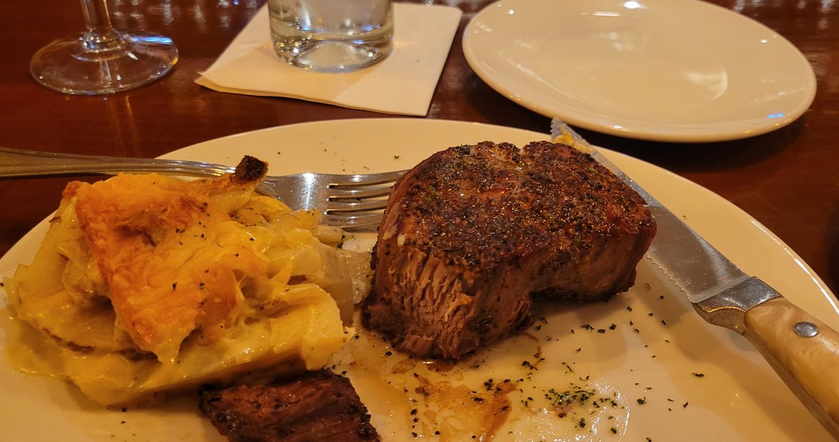 Kelian_NE's tweet image. End of t year tradition to treat myself to fabulous supper. Filet &amp;amp; scalloped potatoes.  Nom nom nom. #stillafan #GBR
