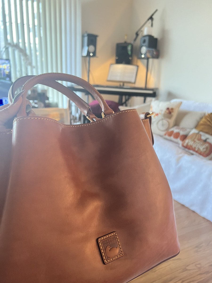 In the 80s/90s my late Grandmother’s absolute favorite Brand was Dooney & Bourke. @dooneyandbourke now has a line of purses named BRENNA (YES, BRENNA!!!) Introducing DOONEY & BOURKE’s BRENNA in color Natural 😍❤️🦆❤️😍 Thank you to my amazing boyfriend 🥰 #love