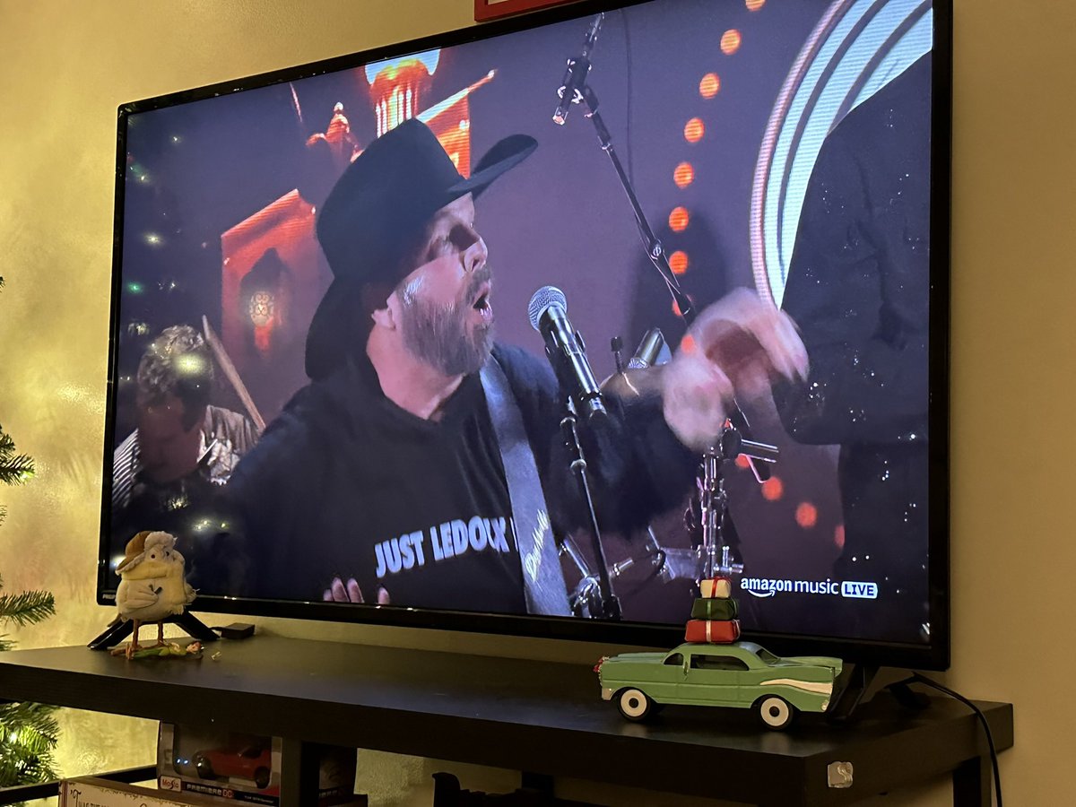 JohnnyGil_'s tweet photo. Hey, @tomsegura , Garth is choosing his next victim live on Amazon right now https://t.co/n7SqXmxlwy