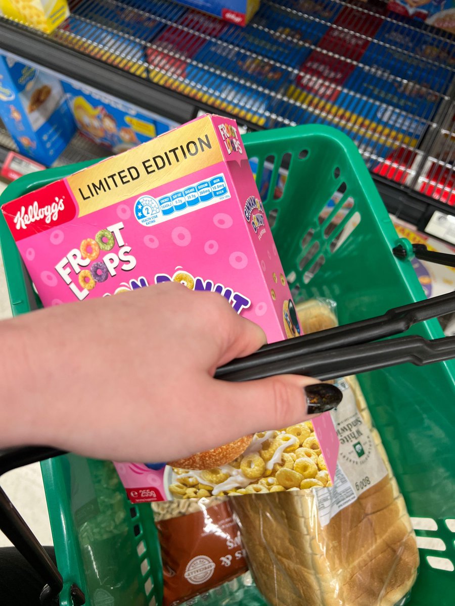 Fiamma_29's tweet image. Hello, I am a cinnamon addict, and these fell into my shopping basket. Oh no.
Here are thoughts, a 🧵
@Kelloggs_ANZ #Kelloggs #FrootLoops
