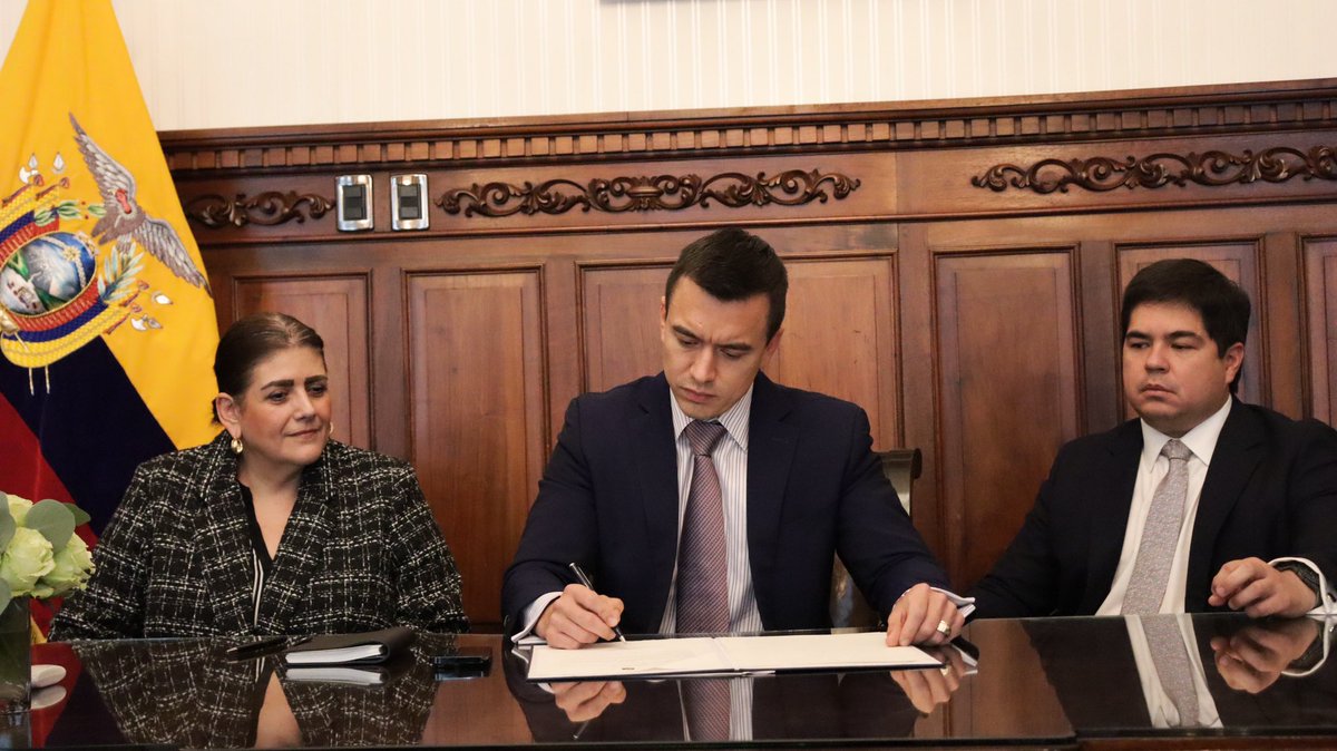 DanielNoboaOk's tweet image. Lo que prometemos, lo cumplimos 💪🏽🇪🇨

A través del Ministerio del Interior, he dispuesto la derogación de la Resolución del CONSEP, eliminando así la tabla de consumo de drogas que fomenta el microtráfico. 

De esta manera, cuidamos el futuro de las familias ecuatorianas y…