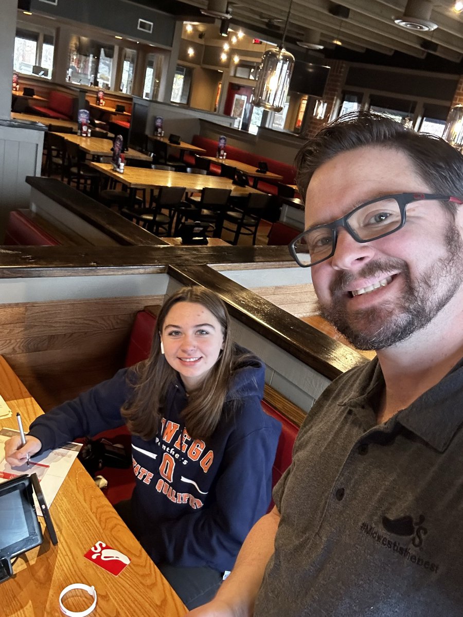 yardbird83's tweet image. Before and after another #virtualfirstday @Chilis Oswego! Welcome to the squad Addison! #chilislove #trainingmatters #midwest @GumpMike @NicholasBPaxton @train3rgirl @twchilihead @taryn_mahaffey