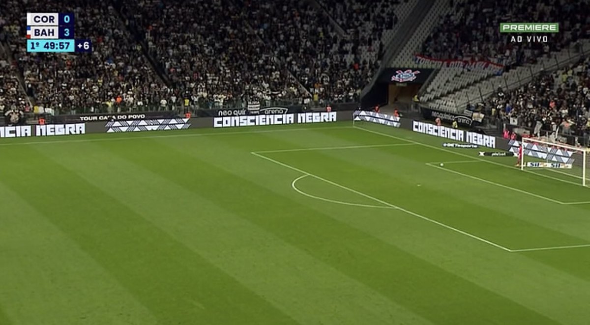 futebol_info's tweet photo. "Que torcida tem o Corinthians! O time está perdendo em casa por 3 a 0, tomando um vareio e a torcida abraçou o time e canta como se estivesse ganhando."

🎙️ Sérgio Xavier Filho, no Premiere.
📸 Reprodução/Premiere https://t.co/Iib9BS7MMD