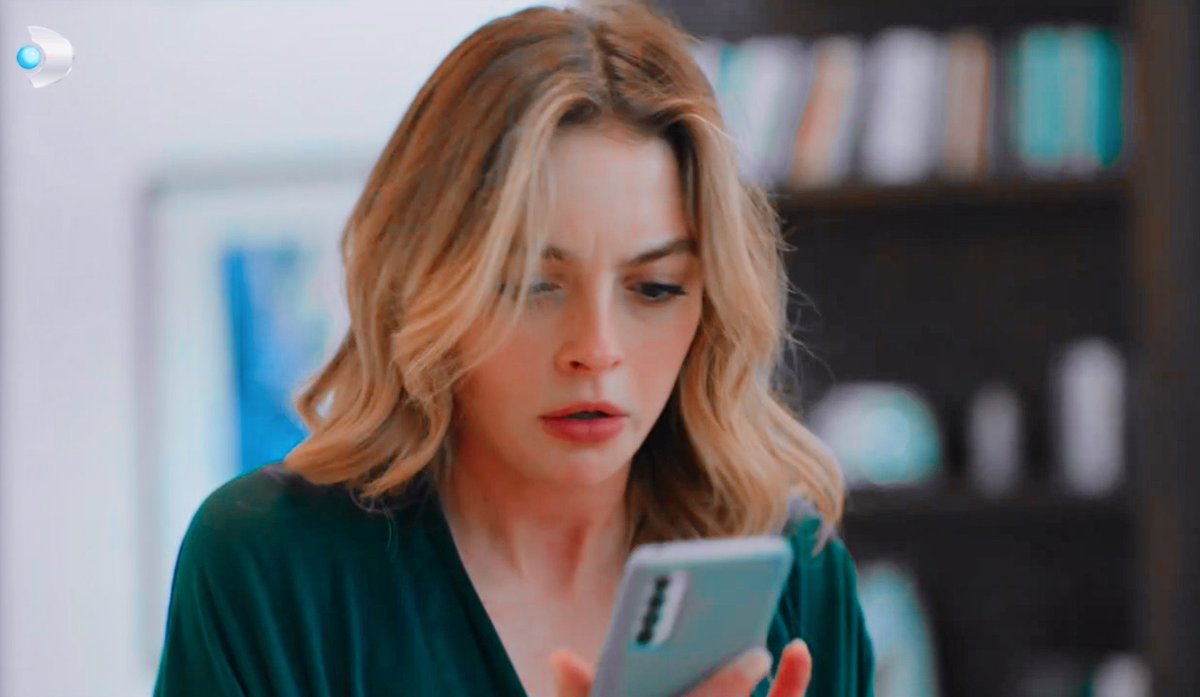 Va a cancelar el veredicto de la corte y le está haciendo promesas poco realistas a Volkan diciendo que Aras y Asya nunca van a estar juntos.

Dile que se mantenga alejada de mi esposo y quería hablar contigo para que sepas que me vengaré  de ella.

LEYLA CABEZA DURA #Traicionada