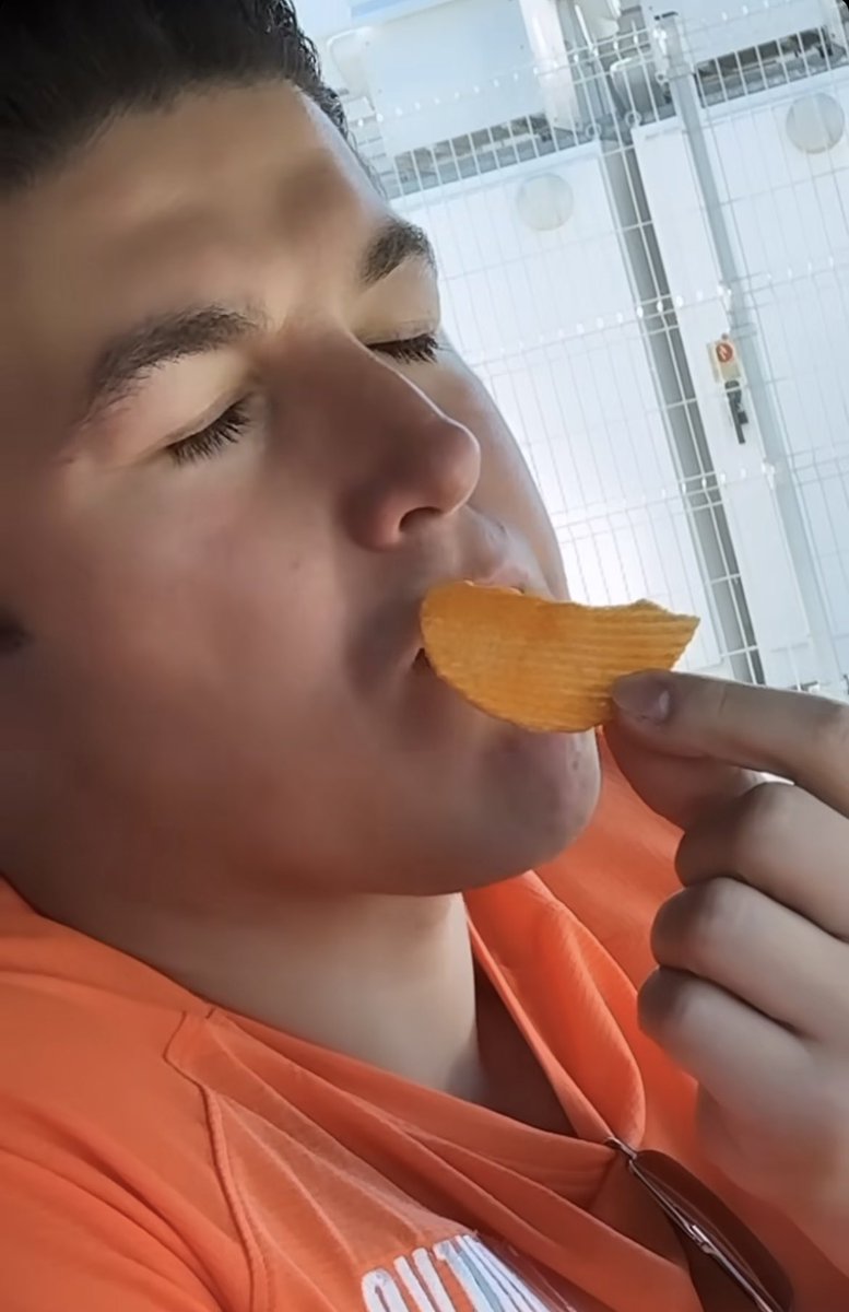 amyroslop's tweet photo. Asi como @samuel_garcias se saborea sus Ruffles, yo te saboreo a ti mailob 😘

#FosfoFosfo #SamuelGarcía https://t.co/40VNoKSLZy