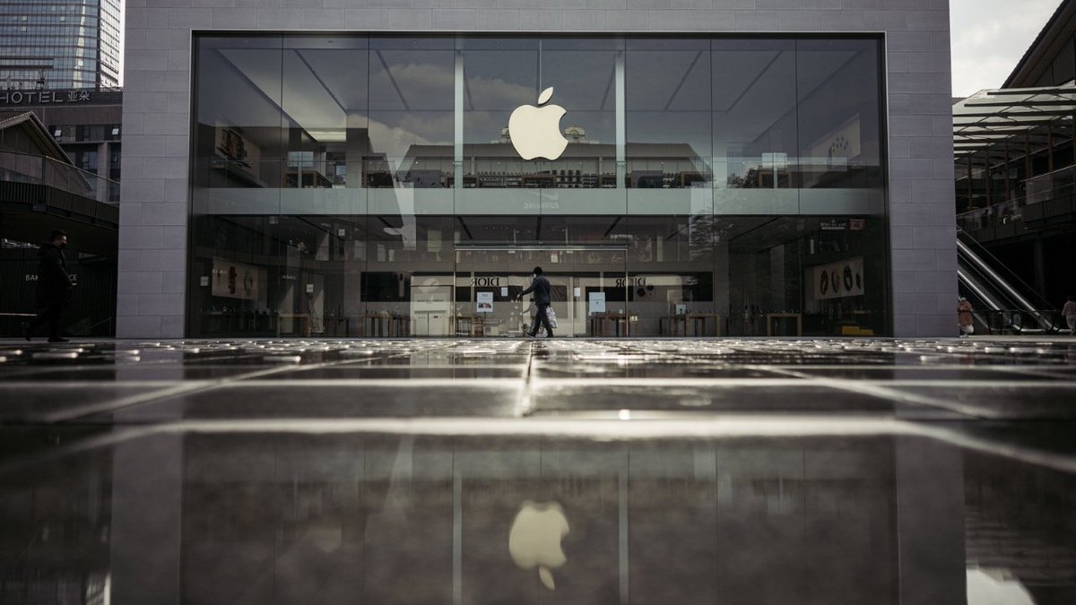 m_x_mmo's tweet photo. Apple bất ngờ đóng cửa cửa hàng trực tuyến tại Mỹ: Sẽ ra mắt sản phẩm mới?
Ngày 24/11/2023, trang web cửa hàng trực tuyến Apple đã tạm thời đóng cửa, và nhiều khả năng là để chuẩn bị cho sự kiện ra mắt sản phẩm mới. Điều này đã trở thành một truyền thống của Apple, dẫn đến sự hào hứng đặc biệt từ cộng đồng người hâm mộ trên toàn thế giới.

Việc Apple đóng cửa cửa hàng trực tuyến của mình không còn xa lạ. Trong quá khứ, Apple thường đóng cửa trang web trước mỗi sự kiện lớn để cập nhật danh mục sản phẩm và chuẩn bị cho việc ra mắt sản phẩm mới.
Trang web hiện chỉ hiển thị một thông điệp: "Be right back. We’re making updates to the Apple Store. Check back soon." (Tạm dịch: "Chúng tôi sẽ quay lại ngay. Chúng tôi đang cập nhật Cửa hàng Apple. Vui lòng kiểm tra lại sau.").

Tuy nhiên, sản phẩm mới là gì thì chúng ta vẫn chưa biết, bởi Apple luôn giữ kín thông tin về sản phẩm sắp ra mắt, phần nào khiến người hâm mộ chờ đợi trong hồi hộp. Hãy cùng chờ đợi xem Apple có điều gì thú vị cho chúng ta trong những giờ tới.

Các bạn có hồi hộp chờ đợi bất ngờ của Apple?
#Apple #AppleStore #iPhone15