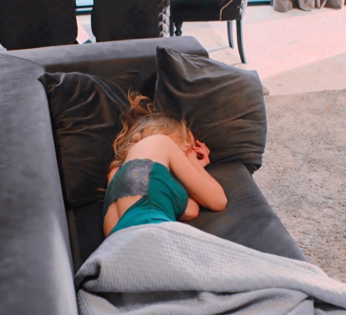 Que me abandonas trolo

LEYLA CABEZA DURA #Traicionada