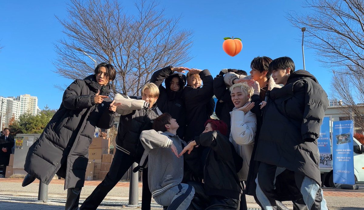 tbzwangdeuls's tweet photo. they’re doing their heart again 🥹 https://t.co/zloFTKbDKb