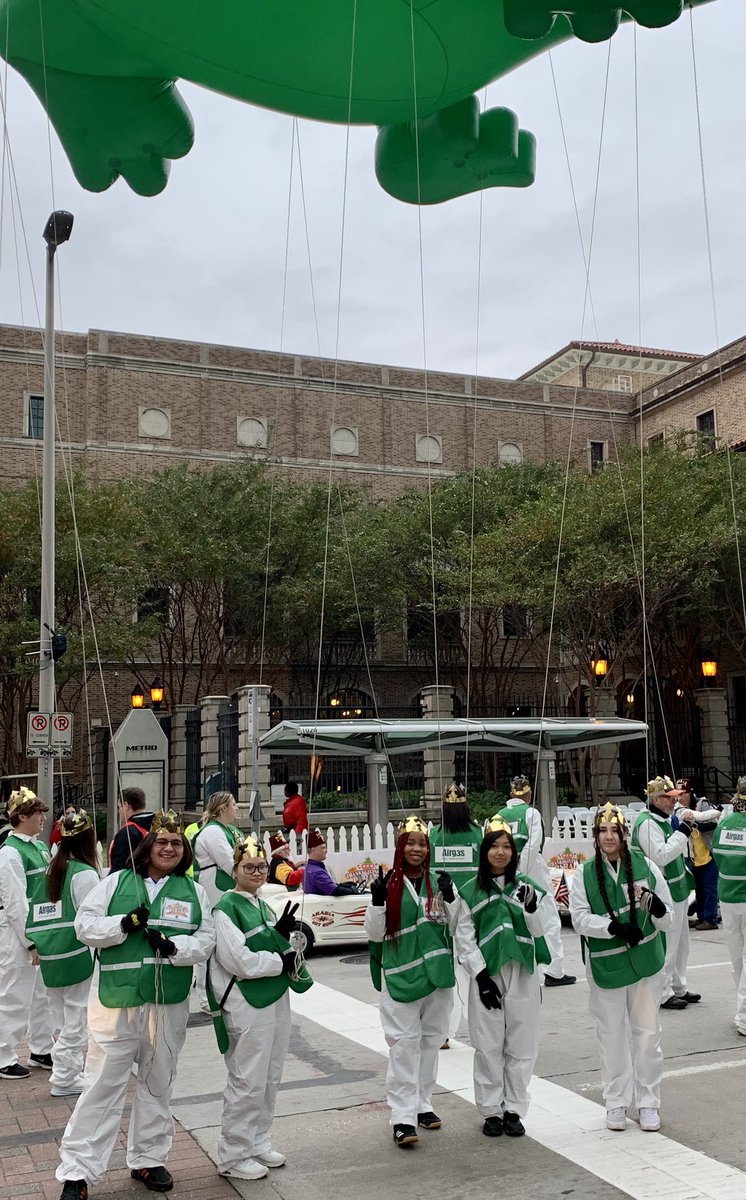SqueekerE's tweet photo. Five members of the @AliefHastingsHS NHS volunteered their Thanksgiving Day morning to assist in balloon handling at the HEB Thanksgiving Day parade! @AliefISD #AliefProud #givingback https://t.co/D5JlfxeA31