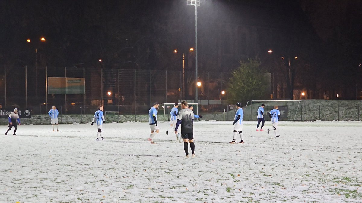 KaraFedai's tweet photo. #TSV1860
#tsv1860SeniorenB #Testspiel #FTGern
Die Senioren B gewinnt ihr Testspiel im Schnee und Match bei FT Gern mit 5:3.
#Ready2Rumble https://t.co/6KBycsvCKl