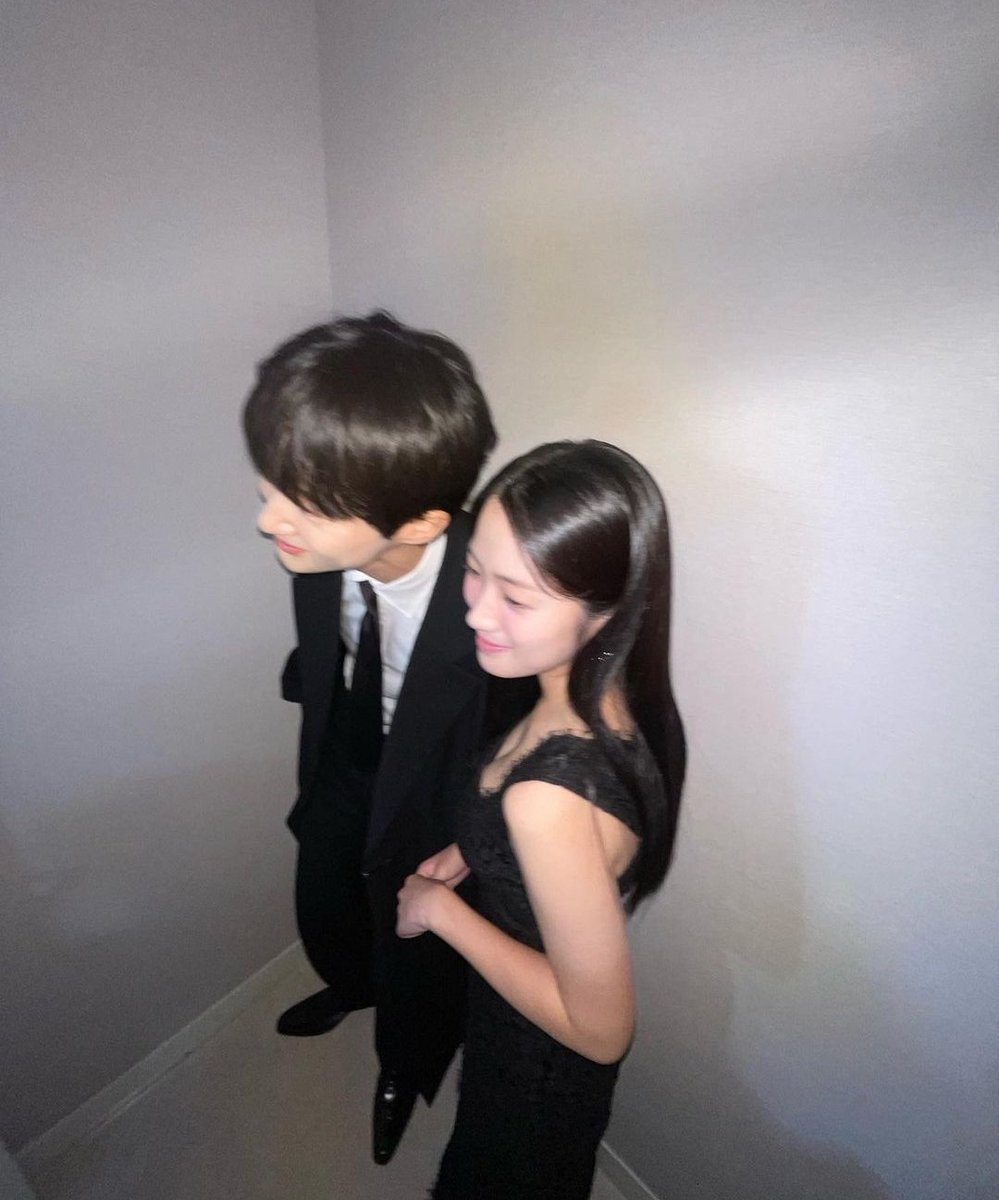 kdrama_scene1's tweet photo. Stars of upcoming time-travel drama #TimeWalkingOnMemory.
#ByeonWooSeok and #KimHyeYoon presented an award together at the #BlueDragonFilmAwards2023 and posed for a IG picture.
https://t.co/P9jVNRO52Z https://t.co/MFZx9xh2BE