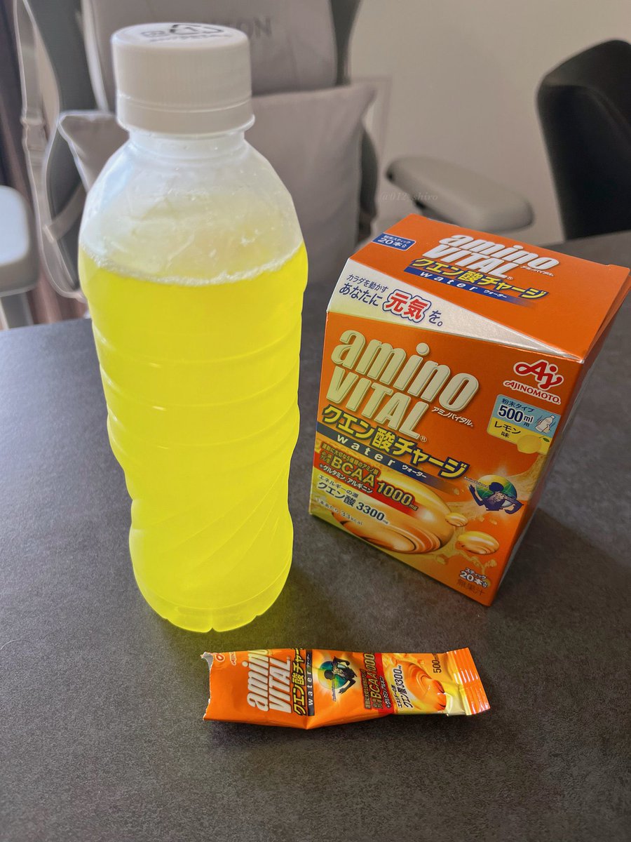 012_shiro's tweet photo. アミノバイタルに出会ってから、普通の栄養ドリンク買う頻度がぐんと減った…だってこれなら約500mlたっぷり飲めるし、出先でお水買えば混ぜるだけで即作れる！！
好きな女優さんが「ハードな仕事こなす時に飲んでた」のきっかけで買ったけど…美味しいし1日元気に過ごせるしハマりまくり🍋 https://t.co/tAhfLqq6V1
