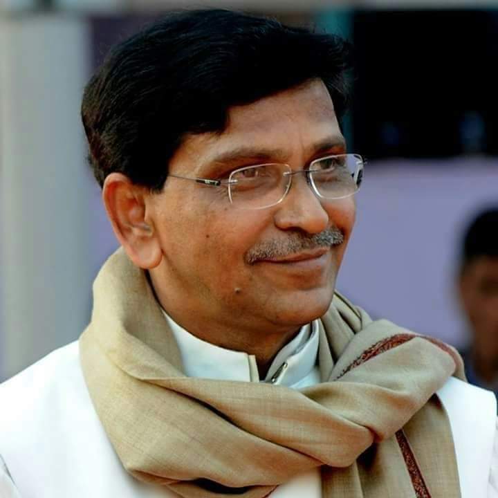ABhuttow's tweet photo. আলিশান বাড়ির সামনে ড্রাইভওয়েতে হাল মডেলের দামি গাড়ি আর পেছনে নোঙর করা ব্যক্তিগত স্পিডবোট। বাড়ির পেছন দিয়ে বের হয়েই ব্যক্তিগত বোটে লেকে ঘুরে আসা যায়। কিংবা ড্রাইভওয়েতে পার্ক করে রাখা অতি দামি গাড়ি নিয়ে শাঁই শাঁই করে ছুটে যাওয়া যায় যেকোনো দিকে। এমন দৃশ্যের বর্ণনা দিলে যে কেউ এটিকে কোনো সিনেমার দৃশ্য হিসেবেই বিবেচনা করবেন। 

টরন্টো থেকে গার্ডিনার এক্সপ্রেস ধরে মাত্র ৪০ কিলোমিটারের দূরত্ব�� এমন সিনেমাটিক জীবন যাপন করছেন বেশ কিছু বাংলাদেশি। না, তাঁরা ��ে কানাডায় অনেক বছর ধরে আছেন, তুমুল জীবনসংগ্রামের পথ পাড়ি দিয়ে কিংবা ব্যবসা-বাণিজ্য করে নিজেদের প্রতিষ্ঠা করেছেন, তা নয়। তাঁদের অধিকাংশই কানাডায় এসেছেন গত কয়েক বছরে এবং বাড়িগুলো কেনা হয়েছে এ সময়েই। কানাডায় তাঁদের দৃশ্যমান তেমন আয়ের কোনো উৎস নেই। তাঁদের অধিকাংশই বাংলাদেশের সরকারি বিভিন্ন বিভাগের বর্তমান বা সাবেক কর্মকর্তা। 

কানাডার বেগমপাড়ার চেয়েও নতুন কিছু নাম টরন্টোর বাংলাদেশিদের আড্ডায় এখন উচ্চারিত হয়। বিশেষ কয়েকটি পেশা বা বিভাগের নামে পল্লি বা পাড়া যুক্ত হয়ে নতুন উপমাগুলো বেগমপাড়াকেও ম্লান করে দিচ্ছে।

তথ্য সূত্র: প্রথম আলো ।