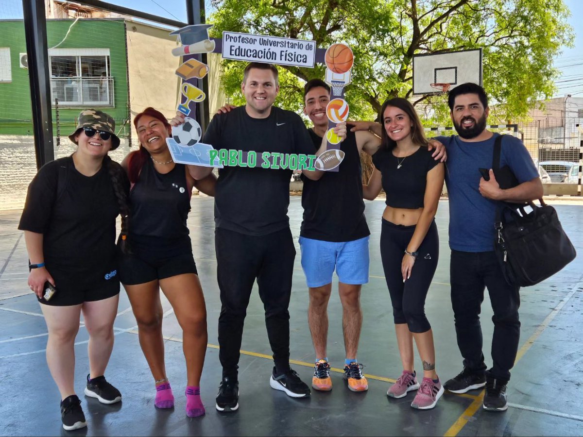pablosivori's tweet photo. Hoy me recibí de Profesor Universitario de Educación Física. Estoy contento de poder cerrar una etapa que no quería dejar incompleta. Gracias al Instituto "Dr. Enrique Romero Brest", a la @unahurlingham, a mi familia y a todos los que me apoyaron para hacer esto posible.🧑🏼‍🎓🙂🎉 https://t.co/TsWzPLHePY