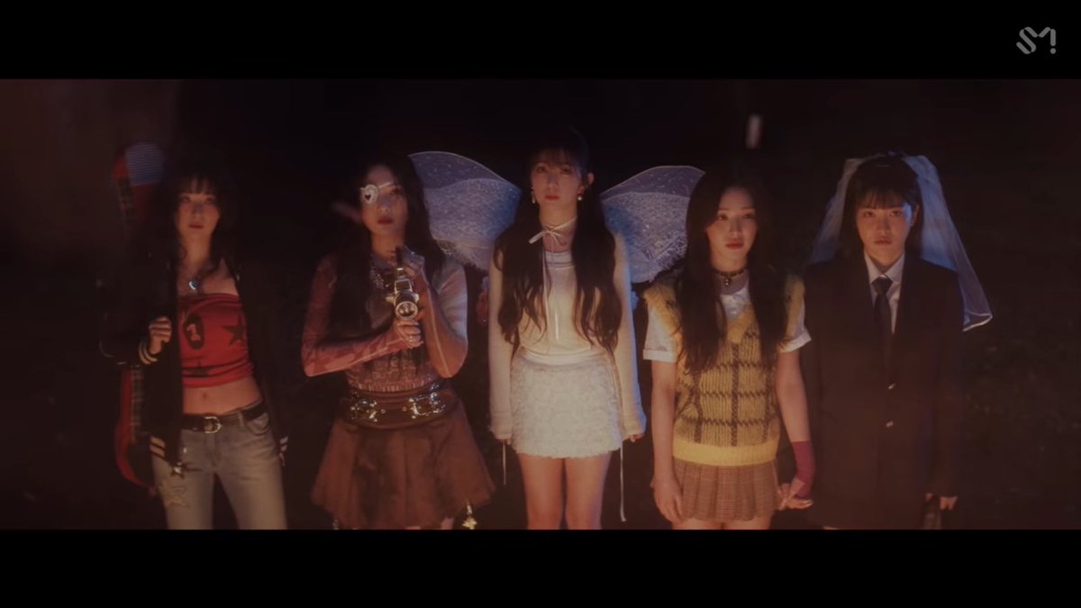 albap0_0's tweet image. 이 착장에 살짝 변형이 있었어
슬기-자켓 없는
조이- 뮤비의상이랑 제일 비슷했어
아이린 - 날개 귀여운 날개달린 가방
웬디- 깁스 없고
예리 - 자켓이랑 면사포 없고 와이셔츠 크롭