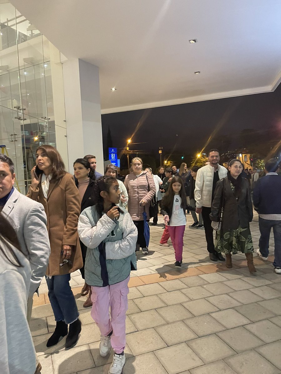ma_rous's tweet photo. Creo que la #FilaDeLaEsperanza del #FIAV2023 debe también ser SINCERA como es posible que hasta esta hora ni siquiera hayan tenido la fineza de avisar si vamos o no a poder entrar 
Montón gente esperando
Y mandan a la fuerza pública a amendrentarnos 🫣 SÚPER INSENSIBLES #Loja https://t.co/rBvpSN4wsK