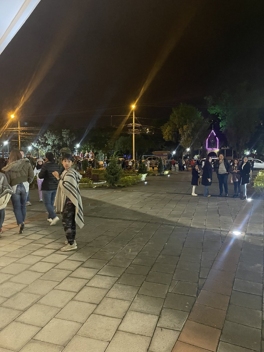 ma_rous's tweet photo. Creo que la #FilaDeLaEsperanza del #FIAV2023 debe también ser SINCERA como es posible que hasta esta hora ni siquiera hayan tenido la fineza de avisar si vamos o no a poder entrar 
Montón gente esperando
Y mandan a la fuerza pública a amendrentarnos 🫣 SÚPER INSENSIBLES #Loja https://t.co/rBvpSN4wsK