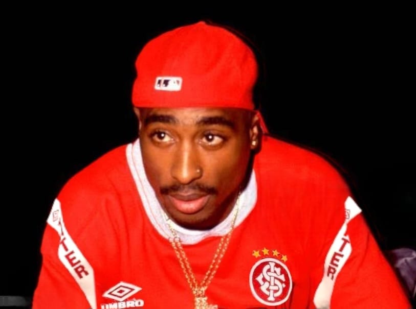 inter_hiphop's tweet photo. Tupac em 94 acompanhando pela TV o titulo gaucho do inter https://t.co/2Pp0UHN0Px