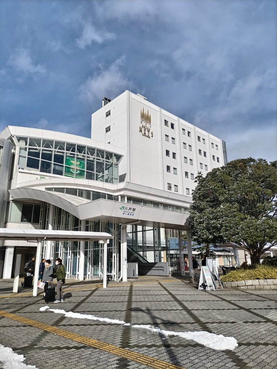 八戸駅に到着。
雪は少しだけ。