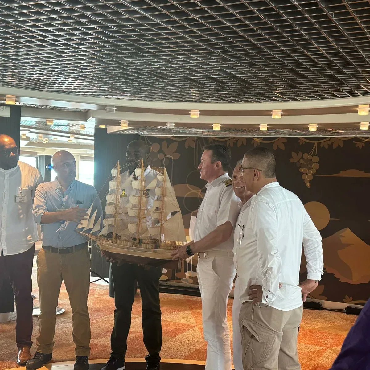 #OrgulloBonaverense👏🏽👏🏽

En el marco del arribo del crucero MS HAMBURG a Buenaventura, el alcalde Víctor Vidal, hizo entrega de un souvenir representativo del territorio al capitán de la motonave, Igor Gaber🛳️

¡Sin duda alguna, un momento histórico para #Buenaventura!