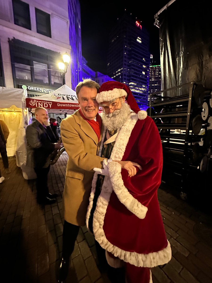 IndyMayorJoe's tweet photo. Indy's favorite holiday tradition has once again brought the magic of the season to Monument Circle! Grateful to @ibew481, @indydt and @wthrcom for a wonderful night celebrating the #CircleofLights. https://t.co/6cPTgIGneK
