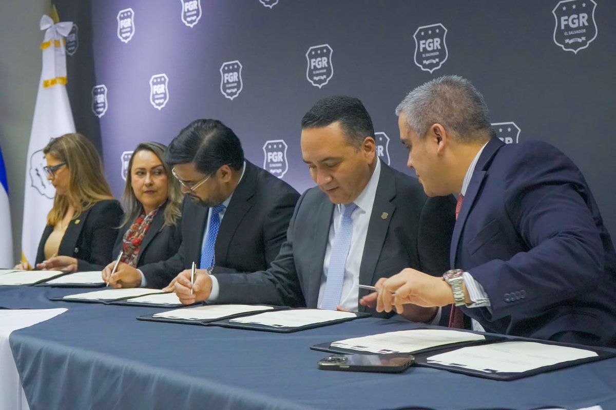 FGR_SV's tweet photo. Este día, el @FiscalGeneralSV firmó un acuerdo interinstitucional para fortalecer las acciones en el combate al lavado de dinero y activos y el financiamiento del terrorismo.

Las instituciones suscritas en este convenio son:

▶️Corte Suprema de Justicia 
▶️Superintendencia de Obligaciones Mercantiles 
▶️Superintendencia del Sistema Financiero 
▶️Concejo de Vigilancia de la Profesión de la Contaduría Pública y Auditoría
▶️Comisión Nacional de Activos Digitales 
▶️Instituto Salvadoreño de Fomento Cooperativo 
▶️Unidad de Investigación Financiera de la @FGR_SV.
